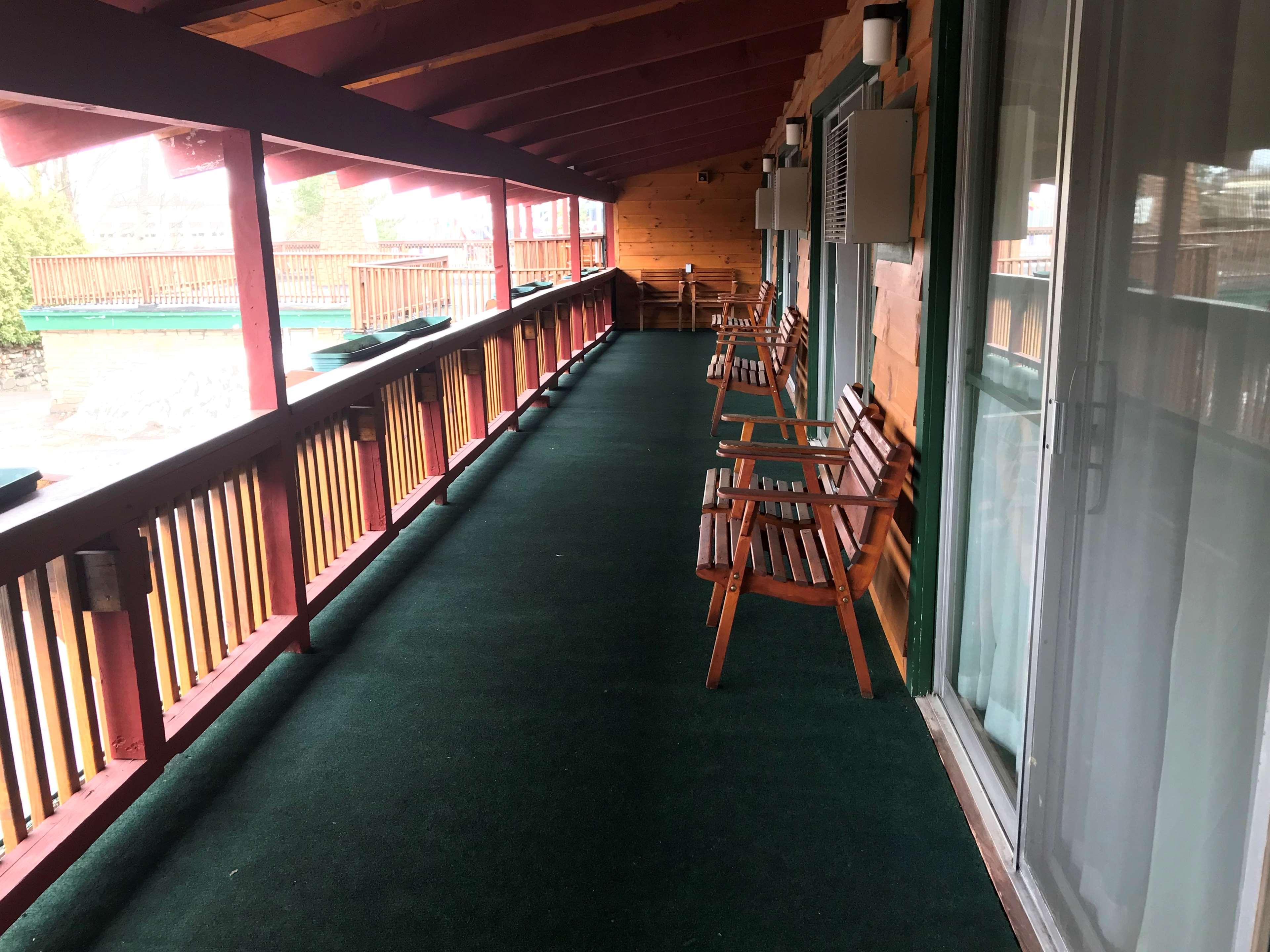 Best Western Adirondack Inn Лейк Плесид Екстериор снимка